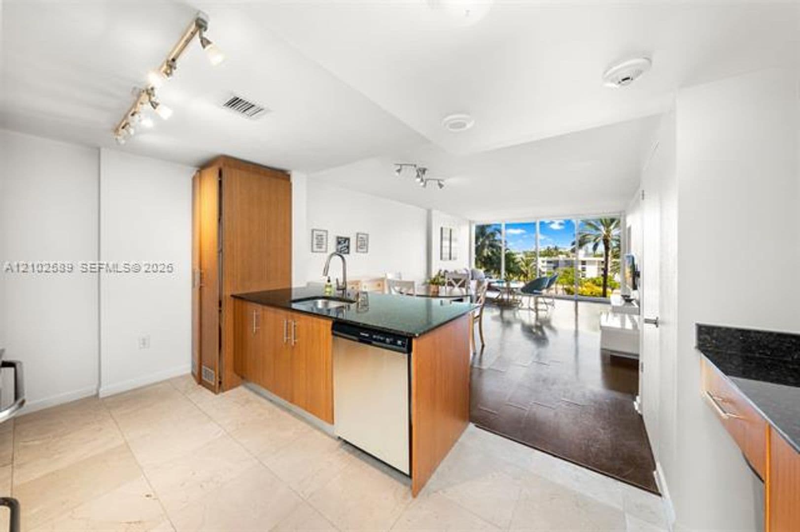 Bal Harbour Condo: 10275 Collins Ave cu-327
