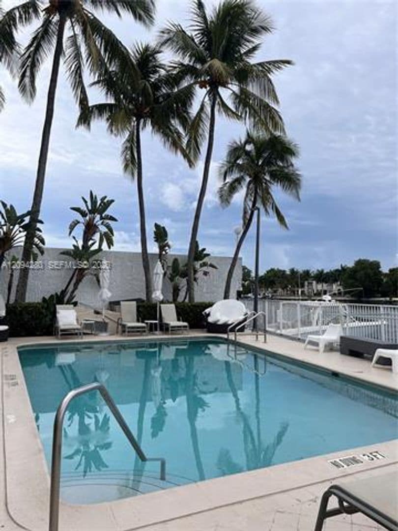 Miami Beach Condo: 5880 Collins Ave cu-PH-1
