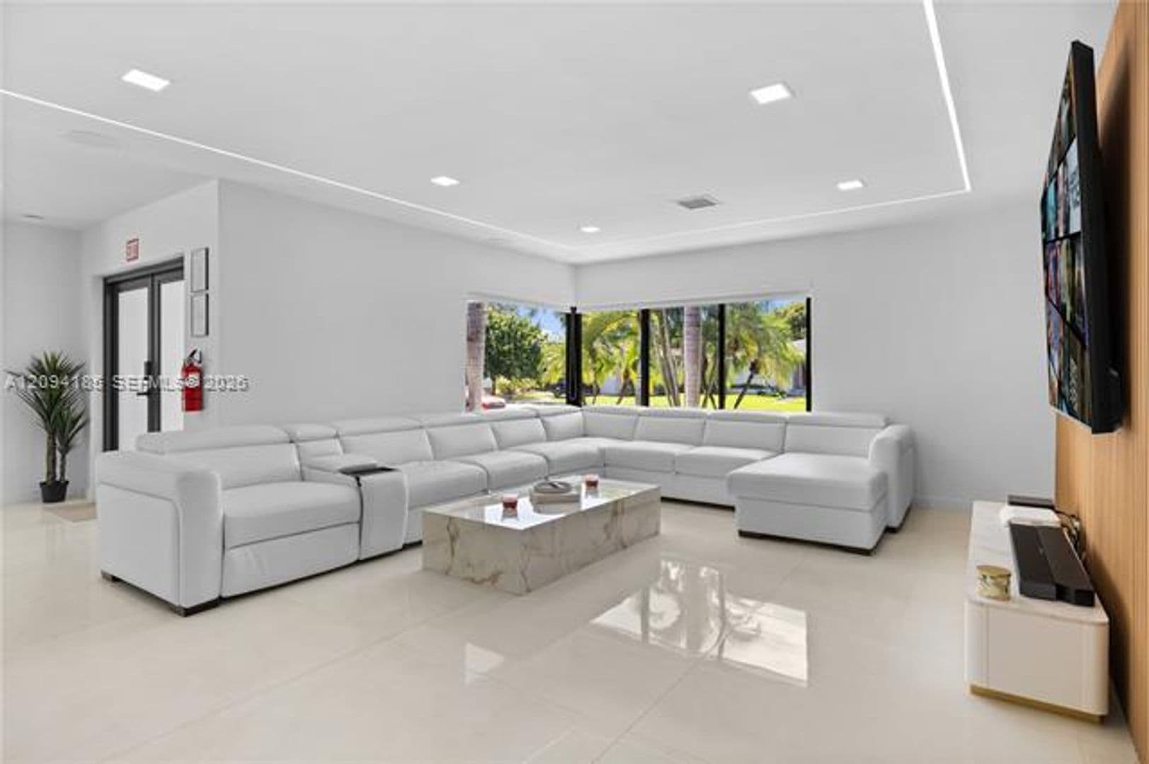 Hollywood House: 1117 Adams St # 1117