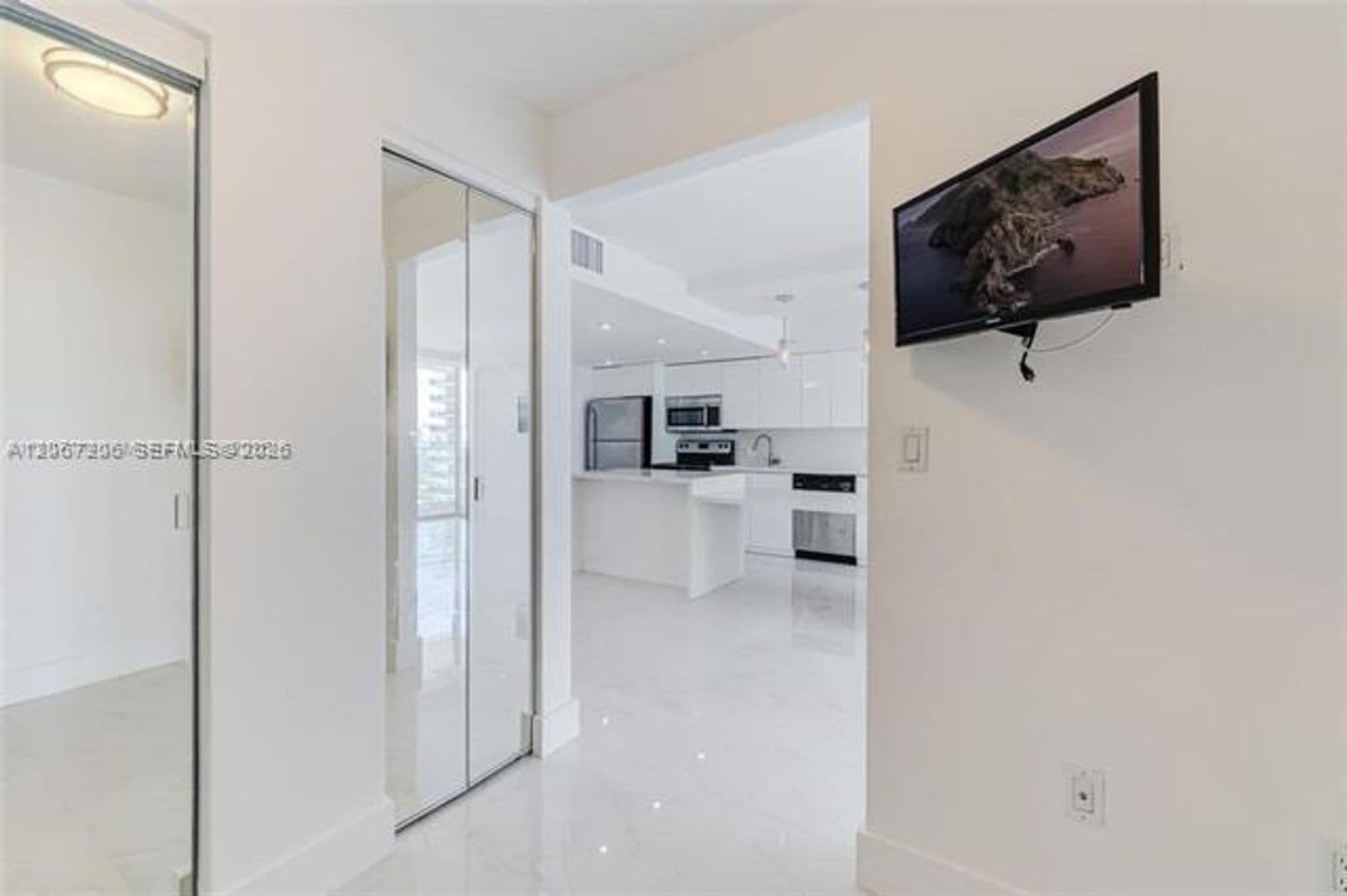 Miami Beach Condo: 5701 Collins Ave cu-1611