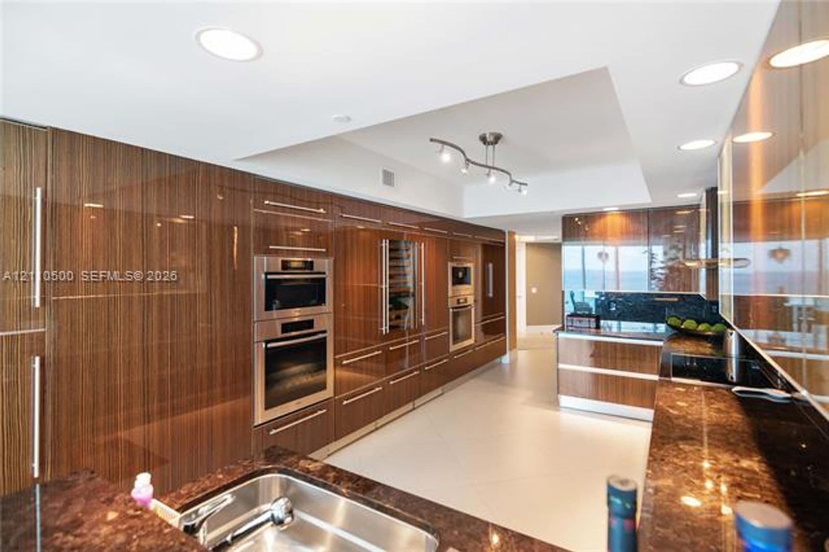 Hollywood Condo: 2711 S Ocean Dr cu-2205