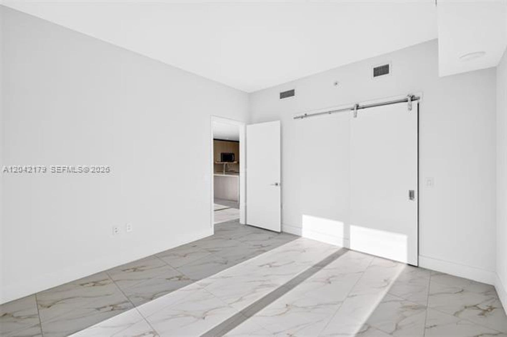 Sunrise Condo: 2000 Metropica Way cu-616