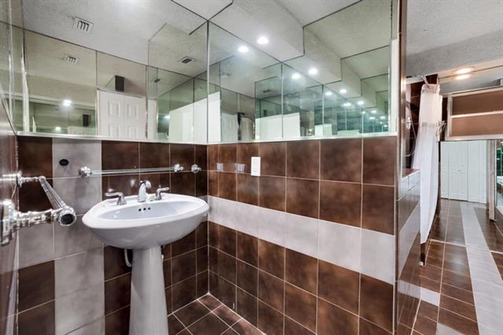 Hialeah House: 242 W 19th St # 242