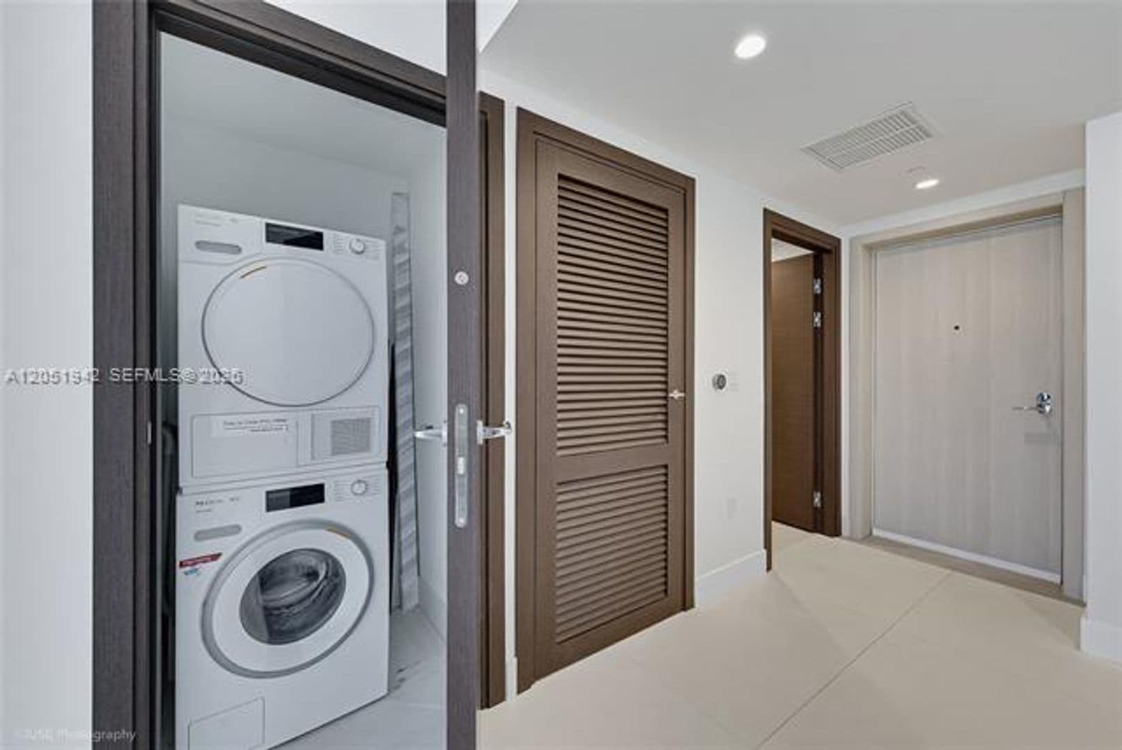 Miami Condo: 1000 Brickell Plz cu-2110