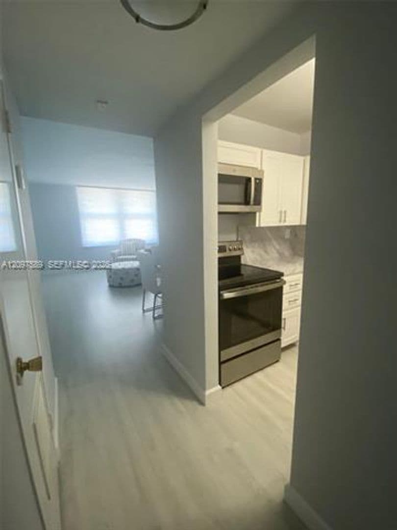 Miami Beach Condo: 2899 Collins Ave cu-1743