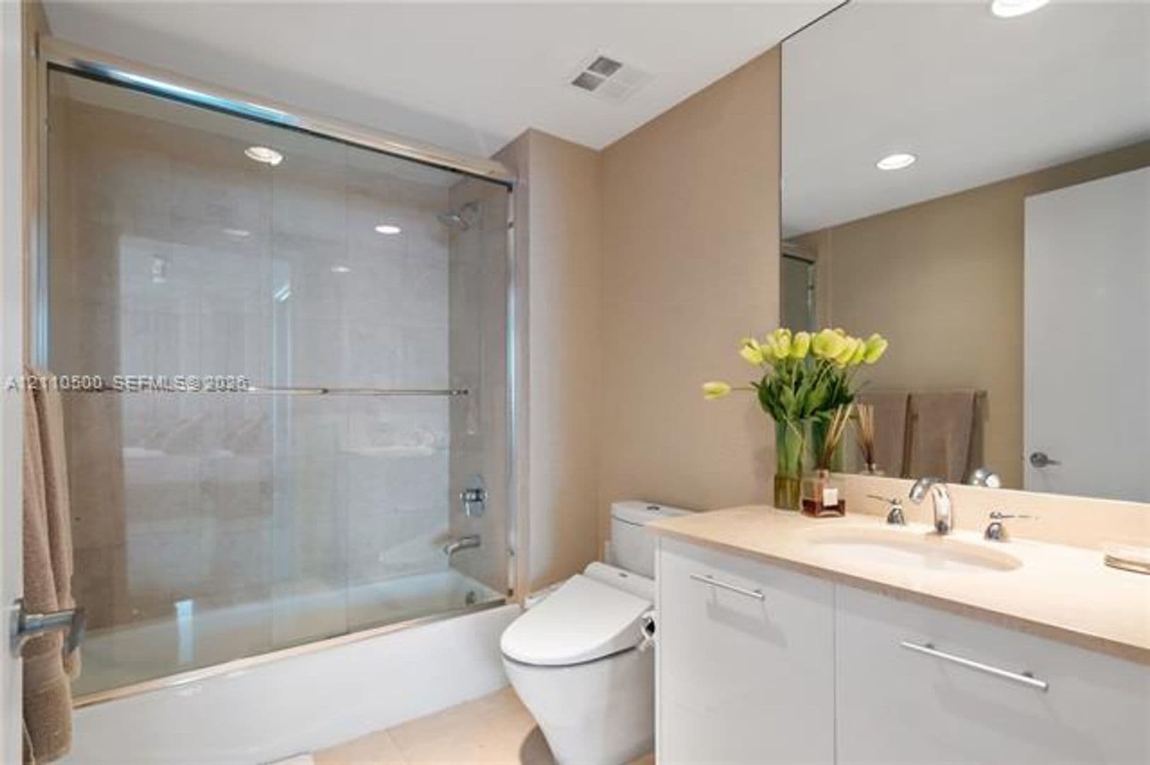 Hollywood Condo: 2711 S Ocean Dr cu-2205