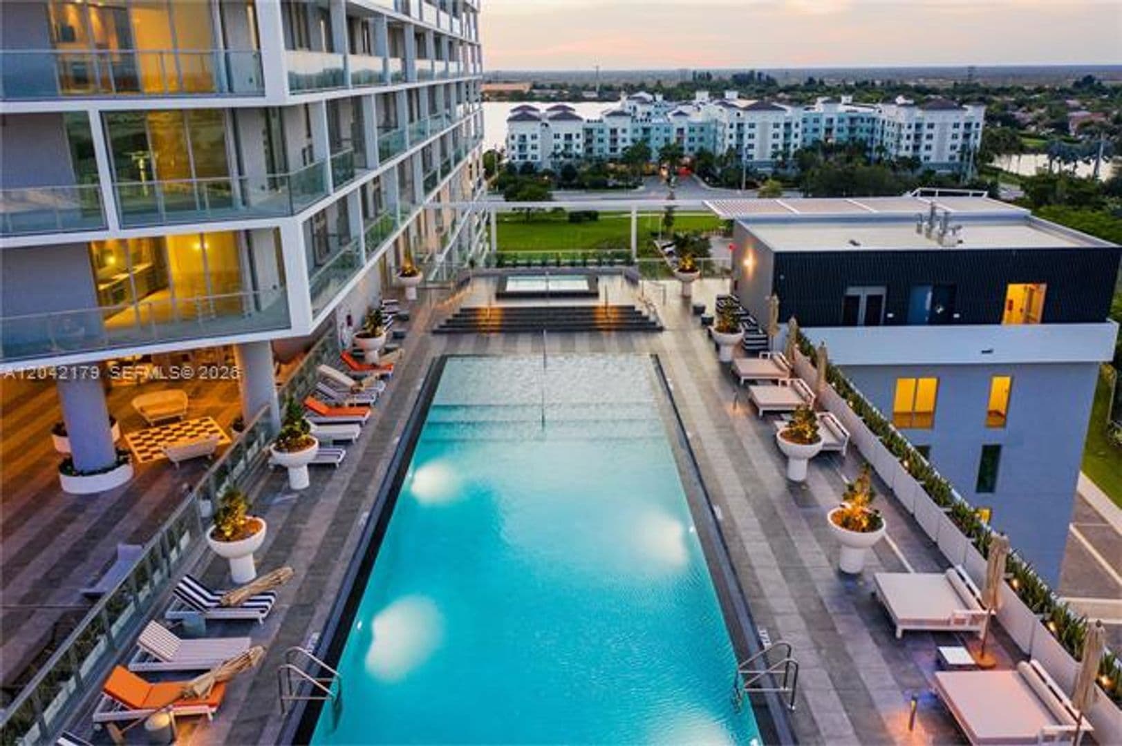 Sunrise Condo: 2000 Metropica Way cu-616