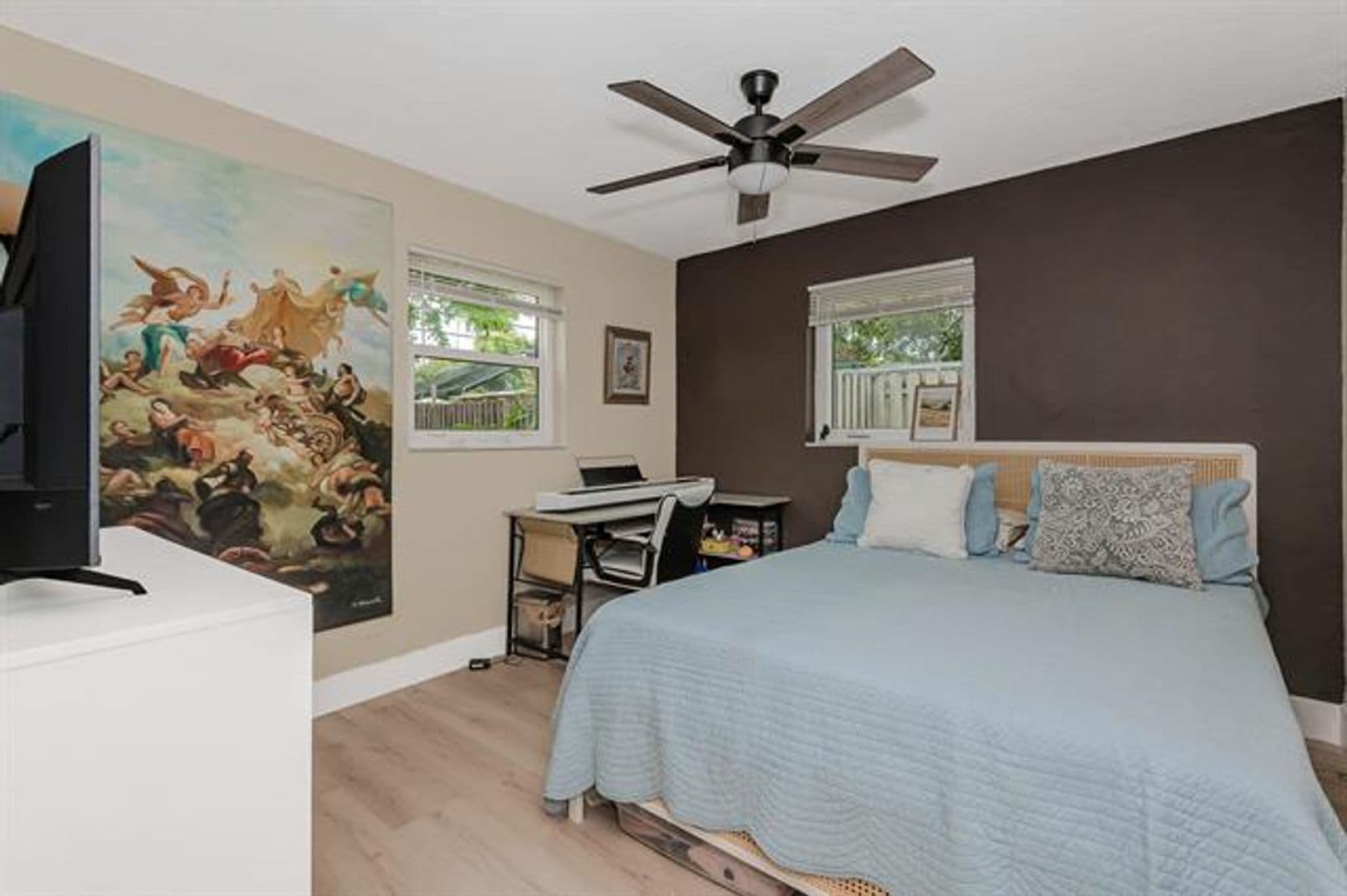 Hollywood House: 5631 Freedom St # 5631