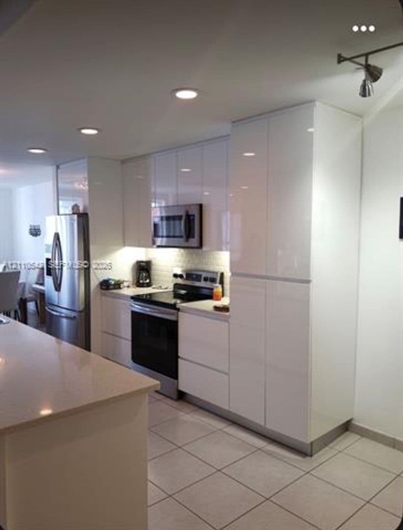 Hollywood Townhome: 3301 NW Raleigh St th 4A