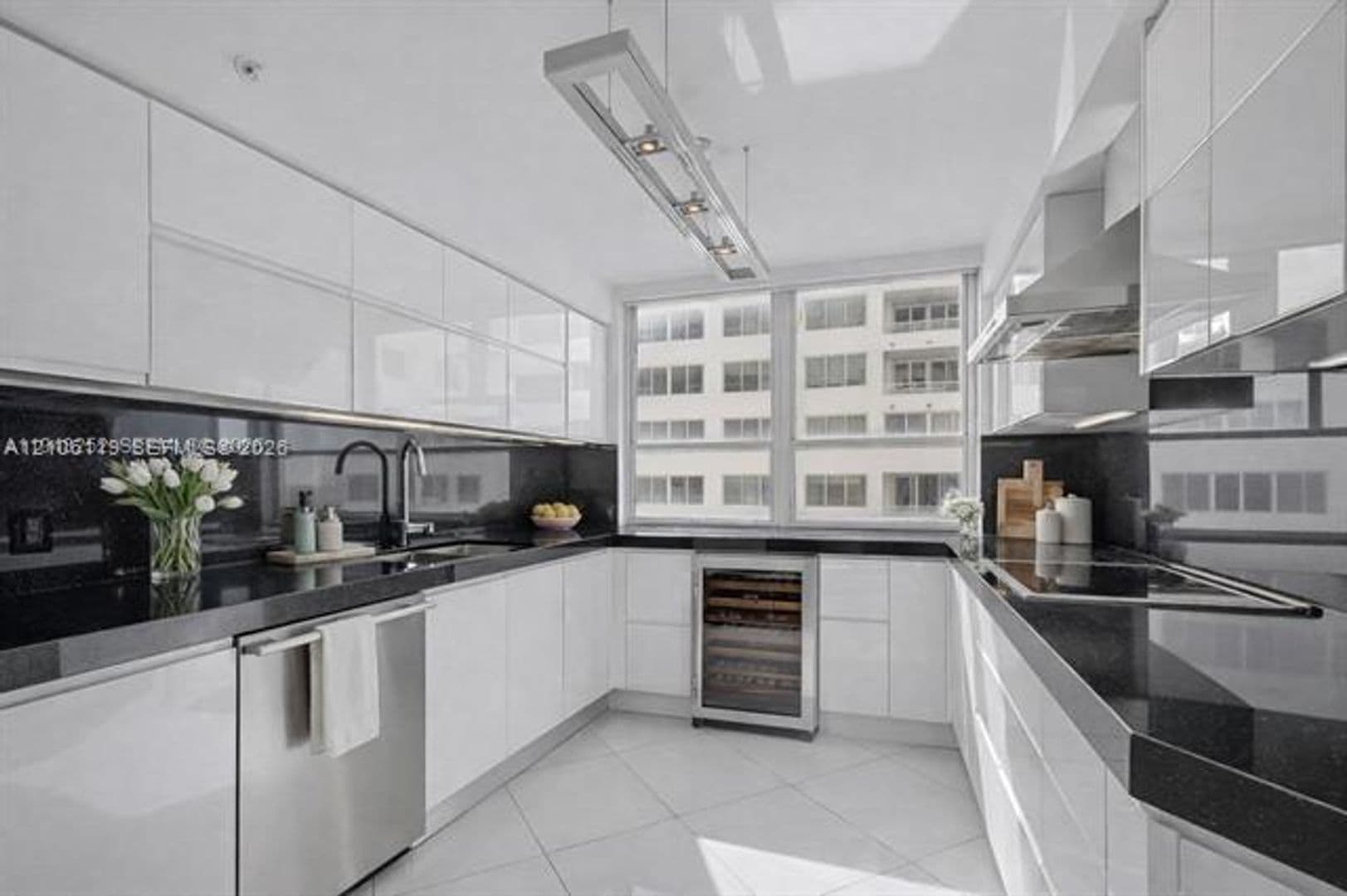 Miami Beach Condo: 5025 Collins Ave cu-903
