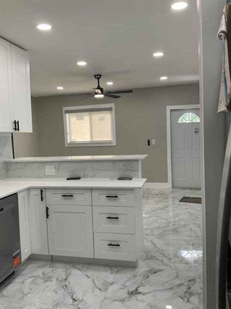 Hollywood House: 5540 Mayo St # 5540