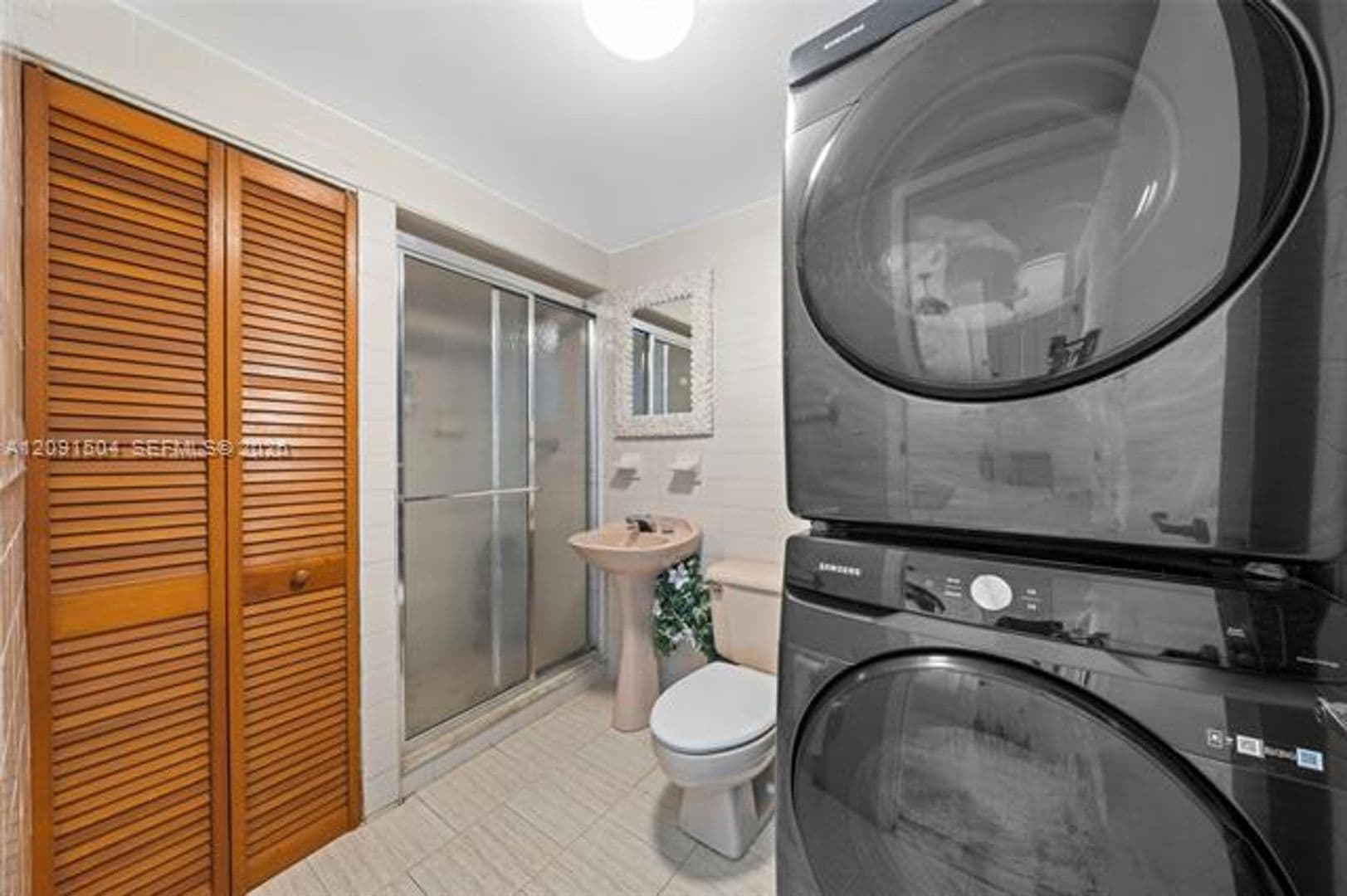 Hollywood House: 1935 Arthur St # 1935