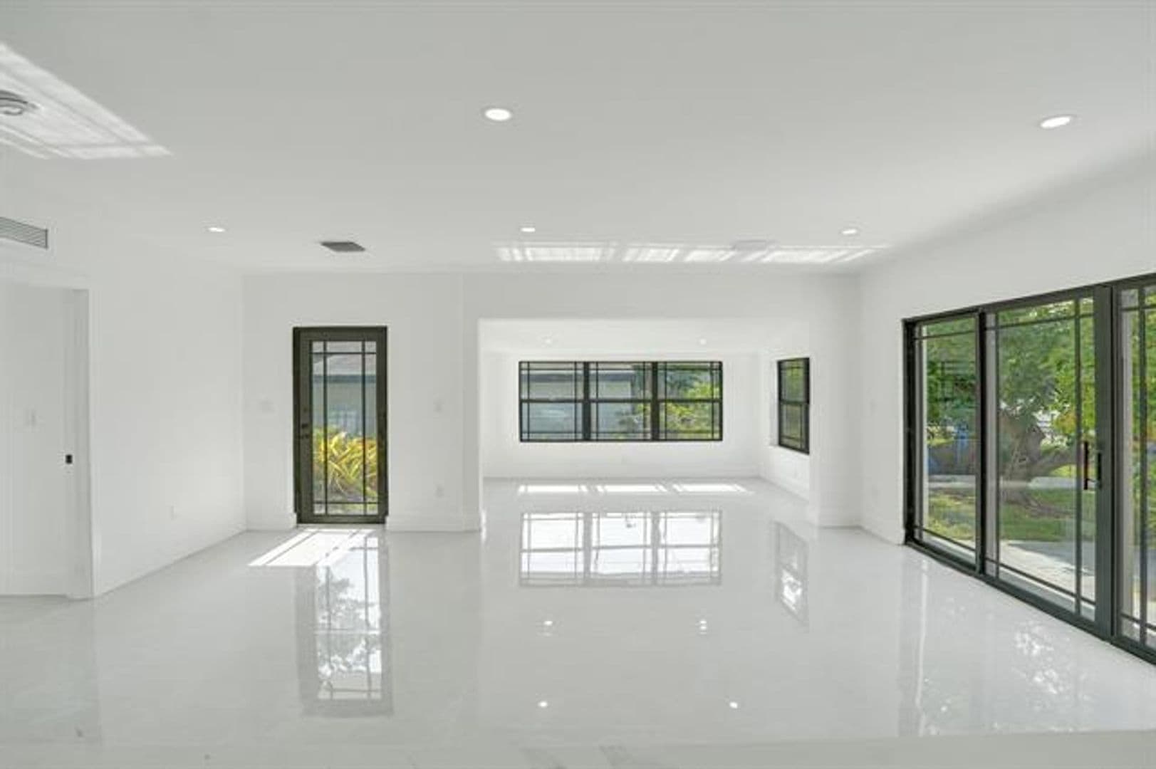 Hollywood House: 3234 Taft St # 3234