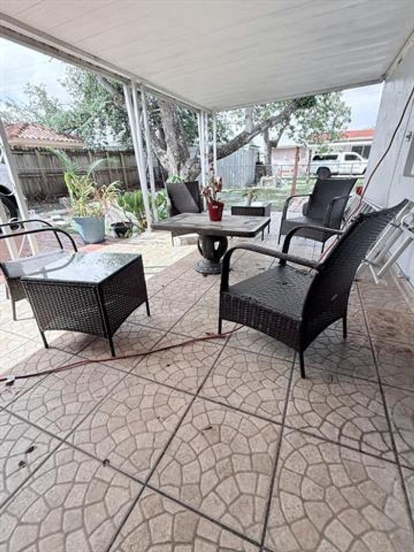 Hialeah House: 957 W 67th St # 957
