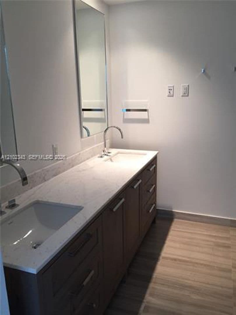 Key Biscayne Condo: 350 Ocean Dr cu-704N