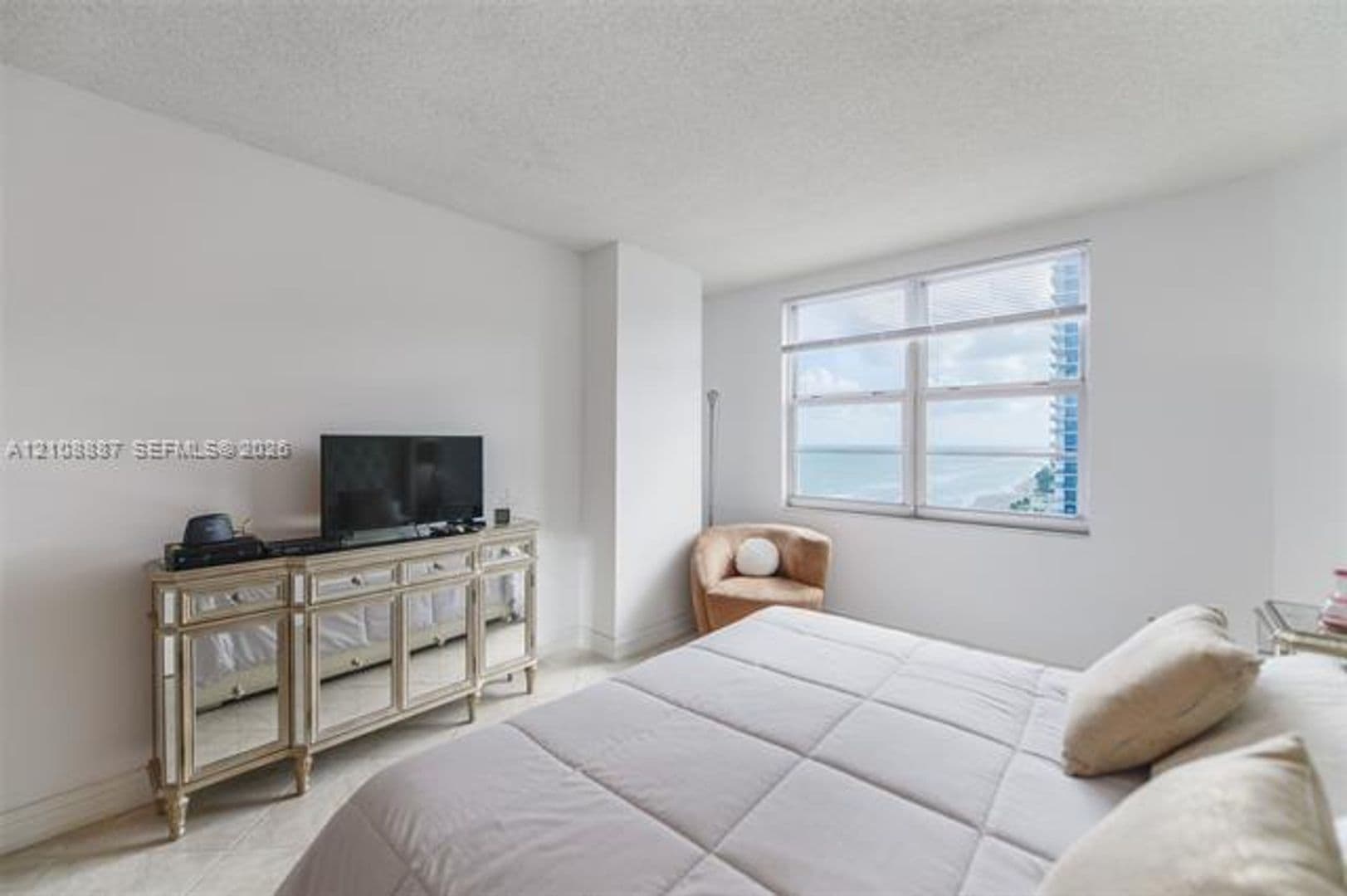 Hallandale Beach Condo: 1950 S Ocean Dr cu-18Q