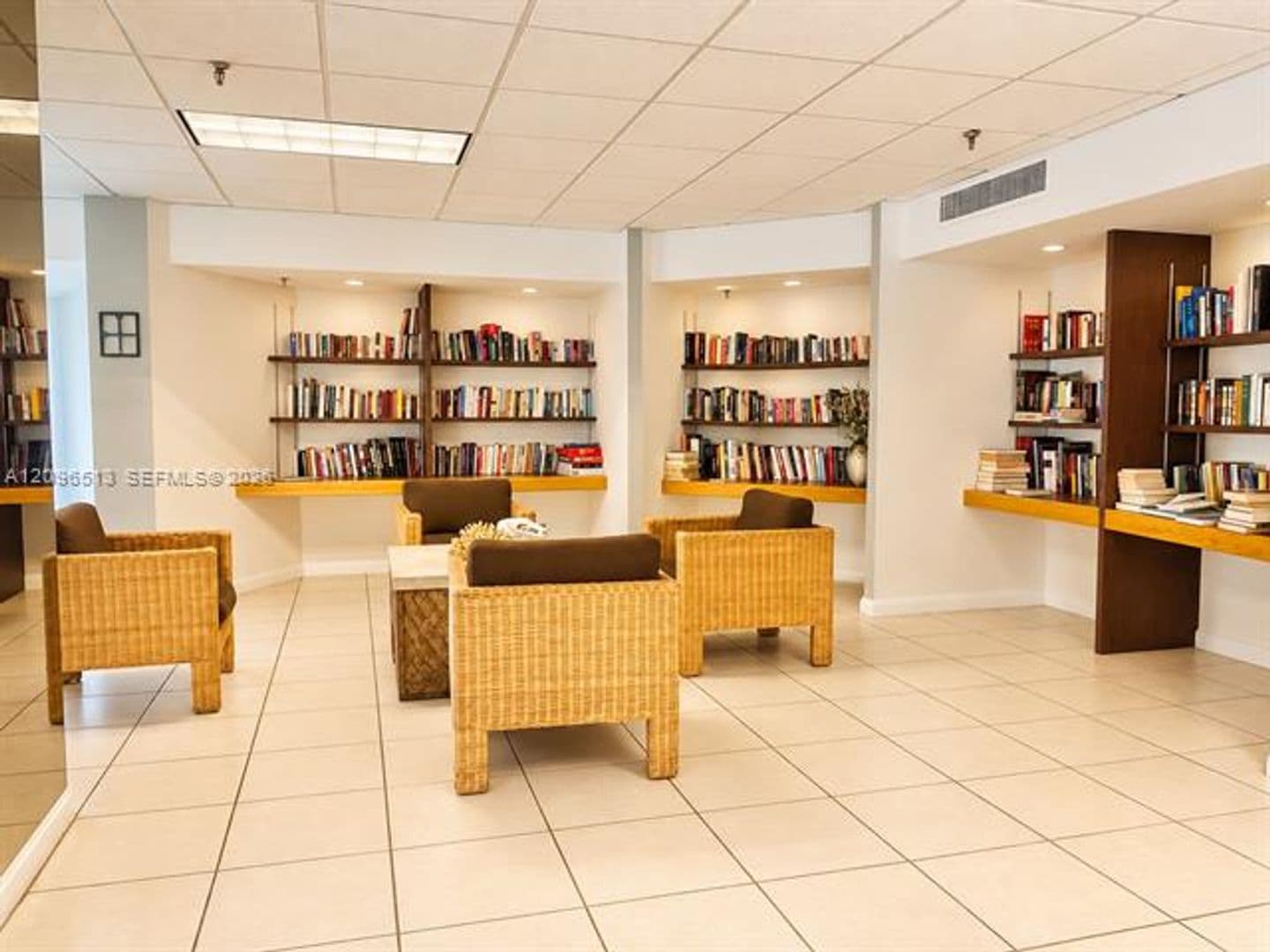 Miami Beach Condo: 2401 Collins Ave cu-1807