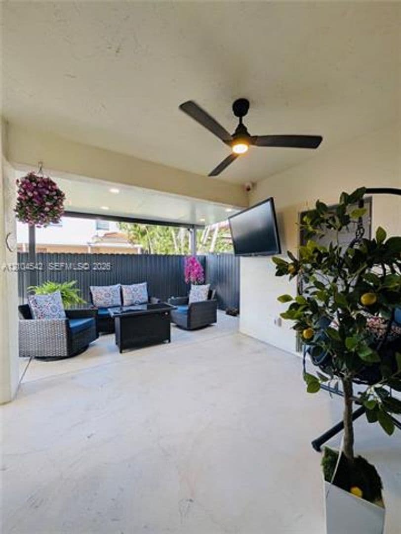 Hialeah House: 8137 NW 199th Ter # 8137