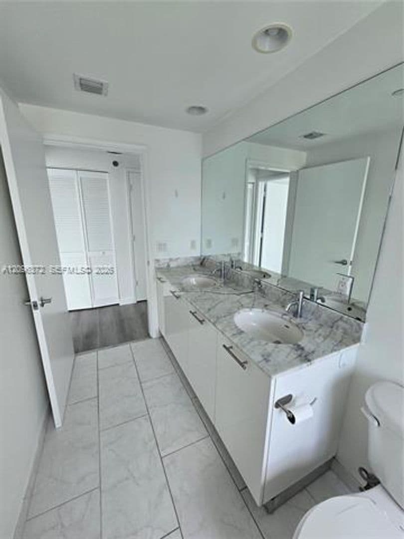 Miami Condo: 950 Brickell Bay Dr cu-3300