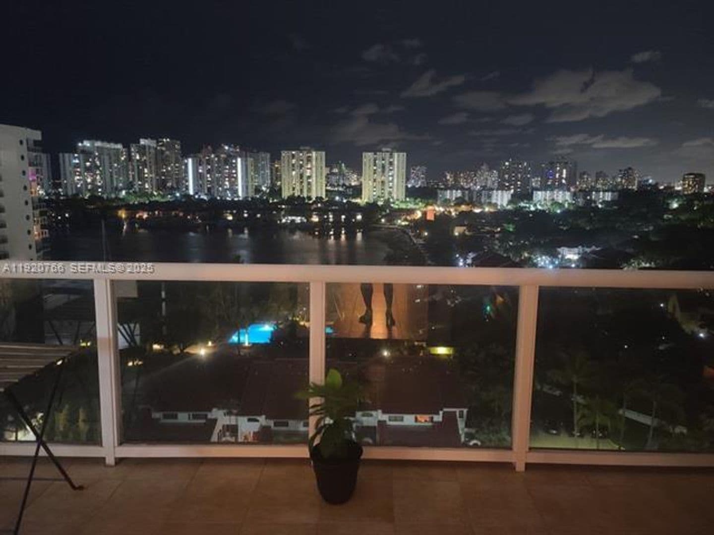 Aventura Condo: 3600 Yacht Club Dr cu-1204