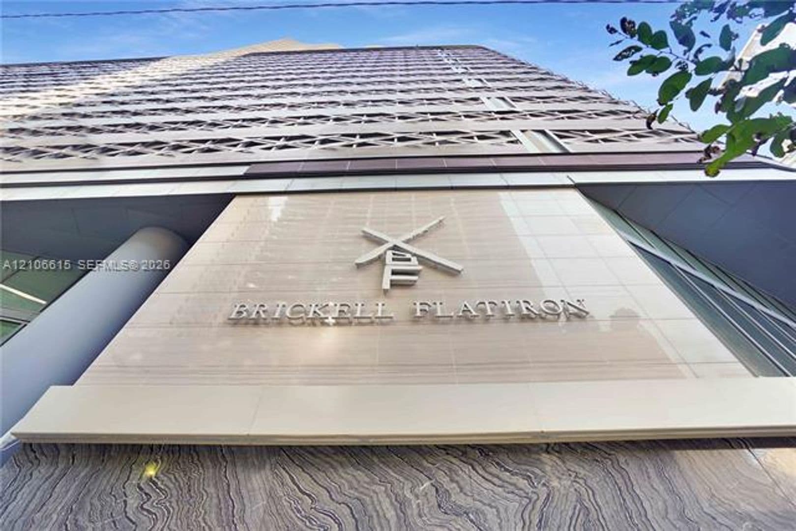 Miami Condo: 1000 Brickell Plz cu-1906