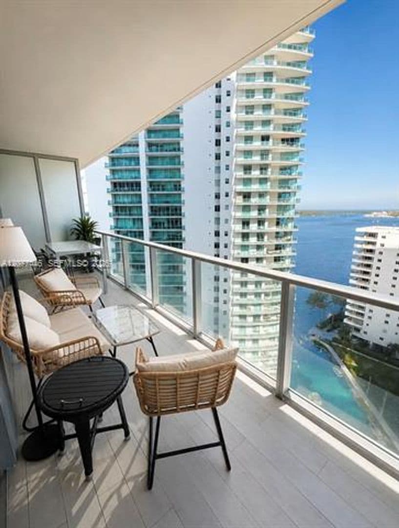 Miami Condo: 1300 Brickell Bay Dr cu-1807