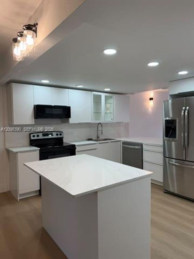 Plantation Townhome: 639 N University Dr th 17