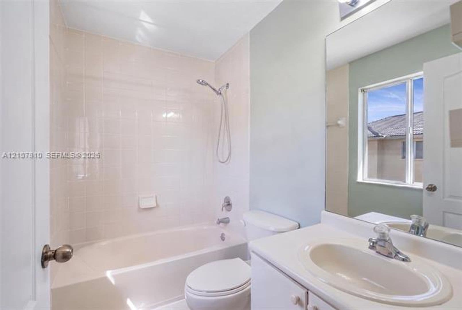 Hialeah Condo: 6940 NW 177th St cu-P105