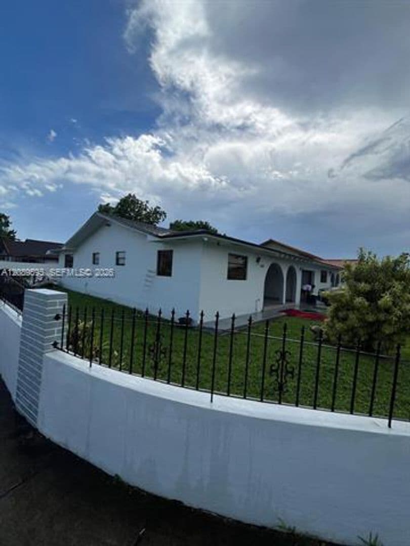Hialeah House: 1400 W 39th Pl th 1400