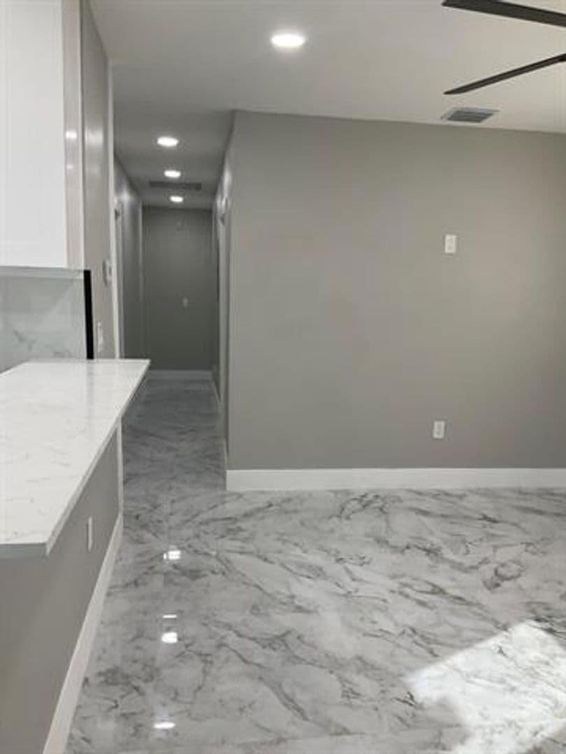 Hollywood House: 5540 Mayo St # 5540