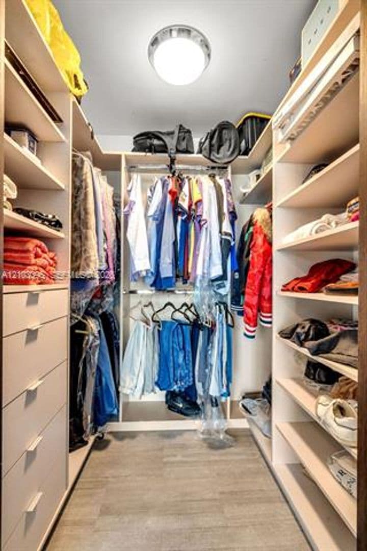 Miami Condo: 1000 Brickell Plz cu-3110
