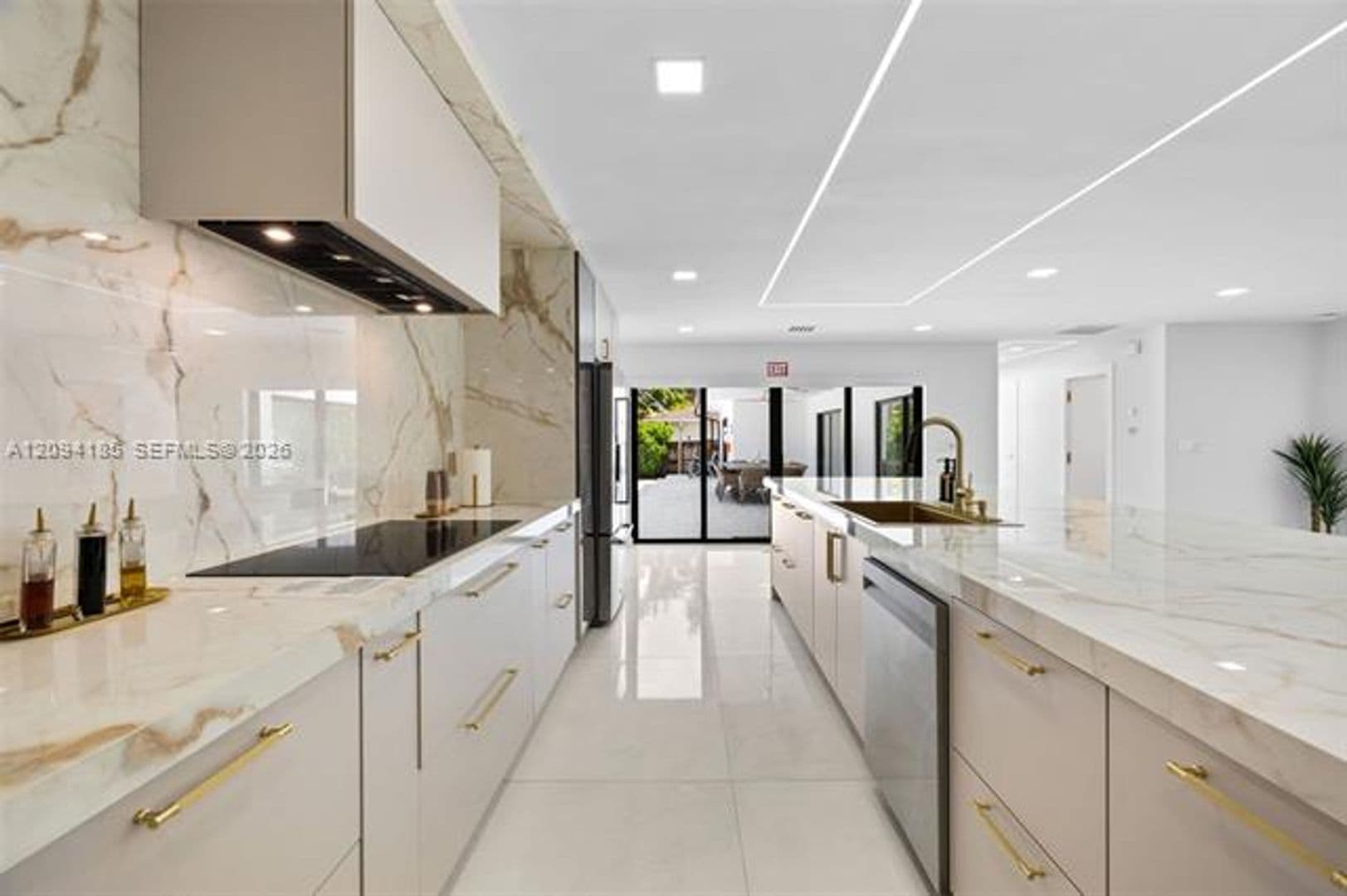 Hollywood House: 1117 Adams St # 1117