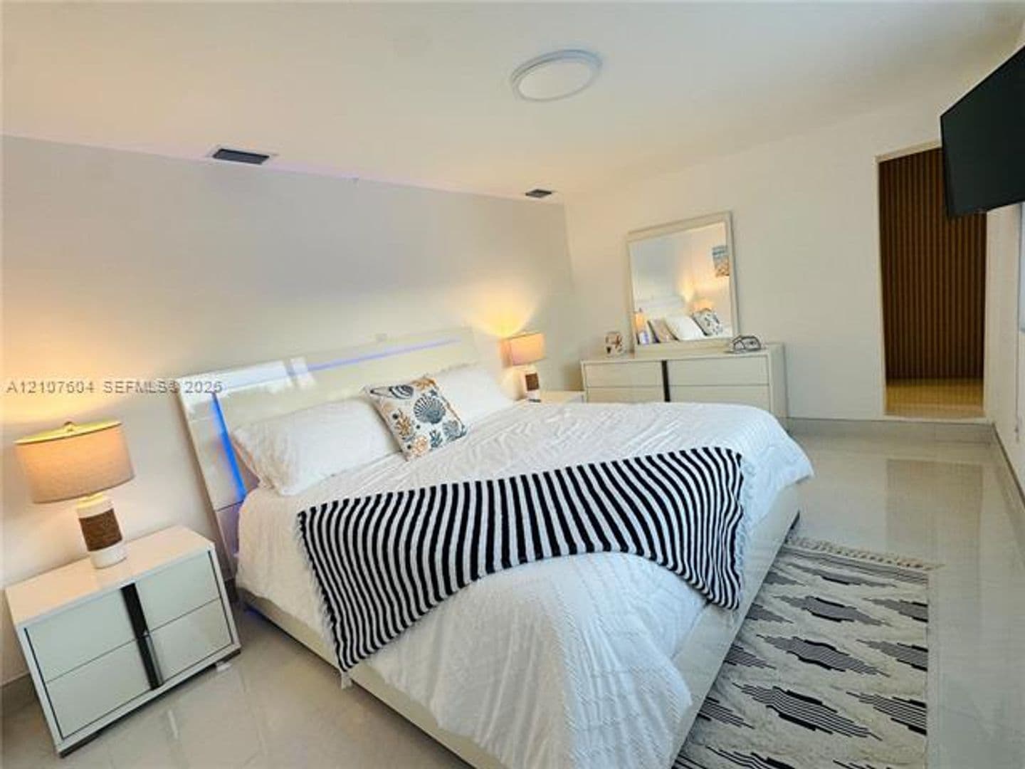 Hollywood House: 120 S 56th Ave # 120