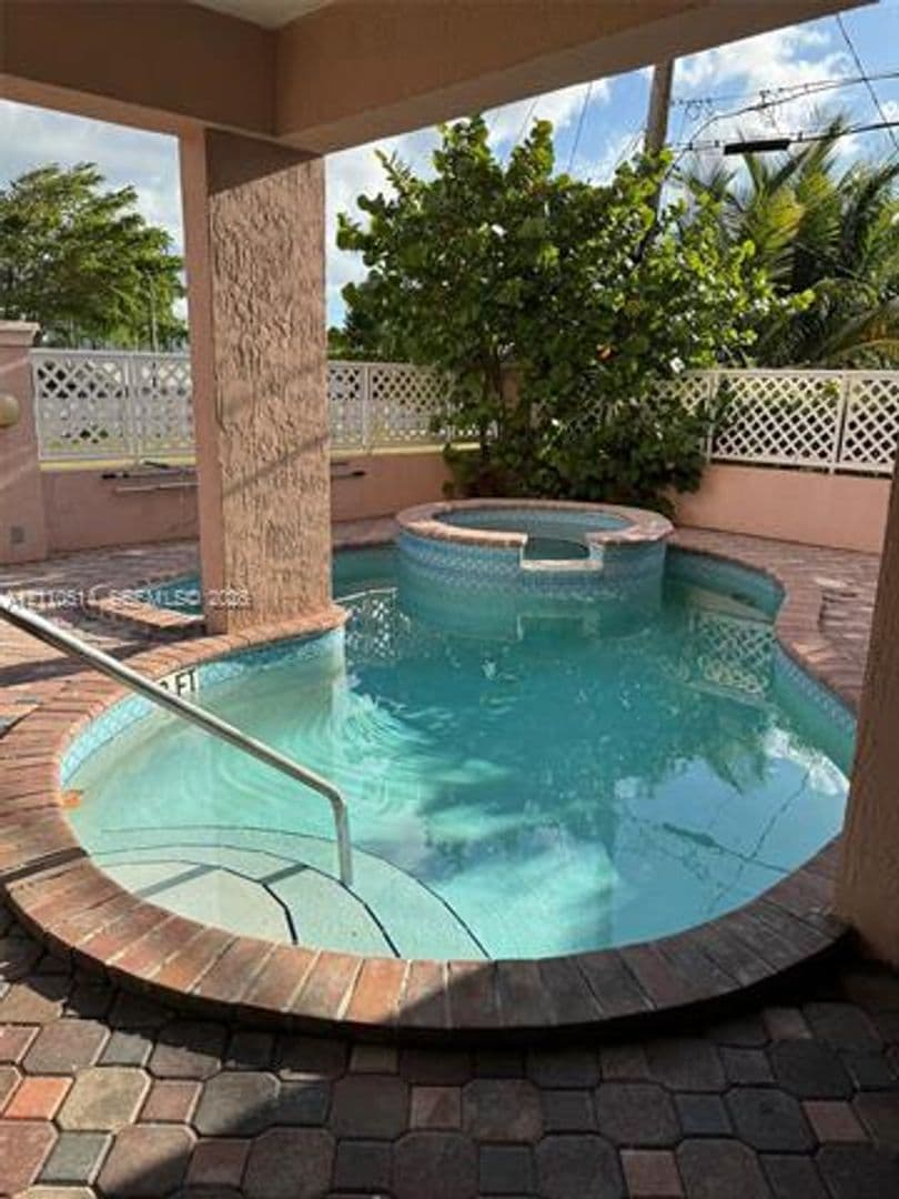 Surfside Condo: 8816 Collins Ave cu-304