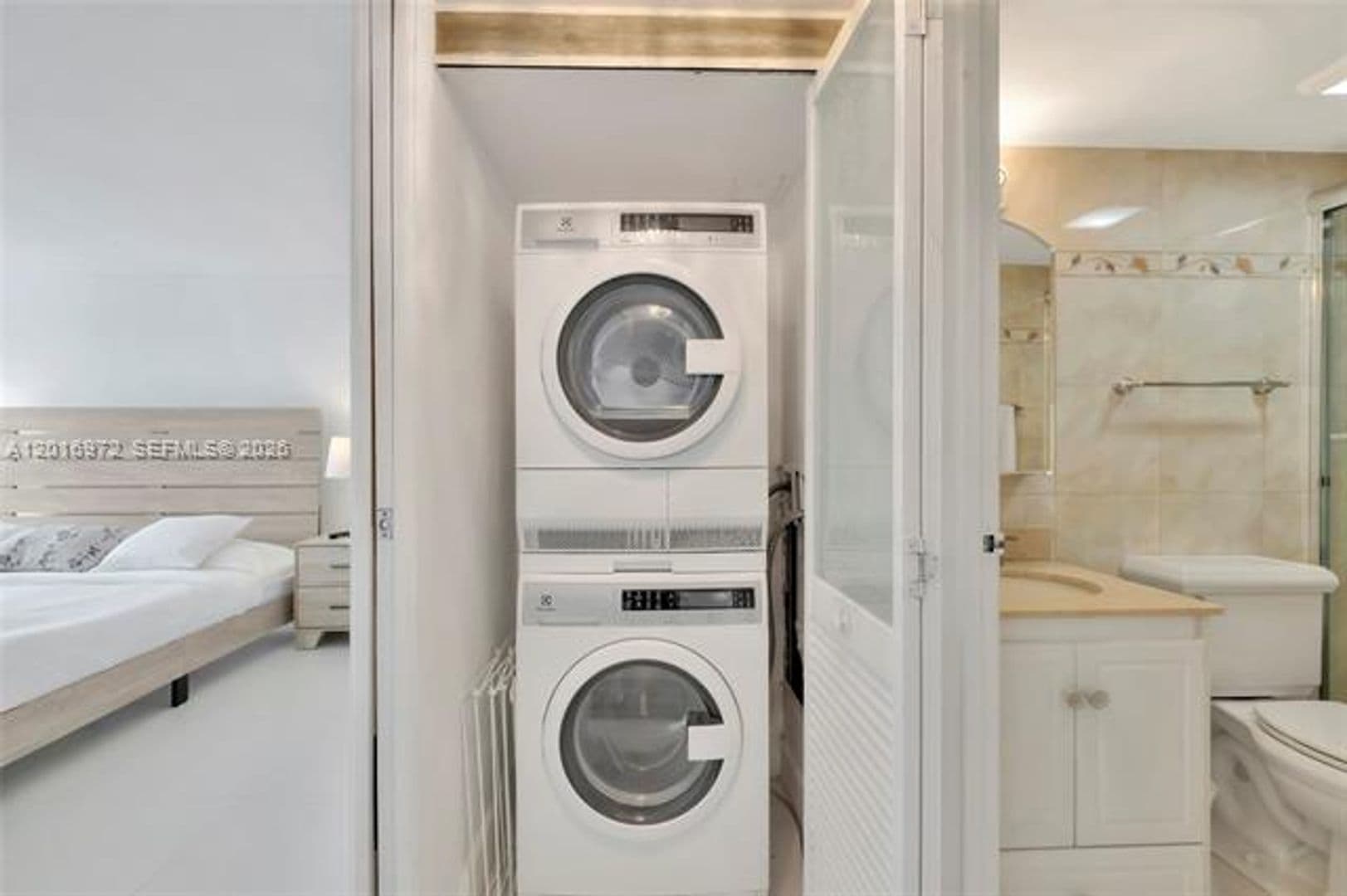 Miami Beach Condo: 2401 Collins Ave cu-1805