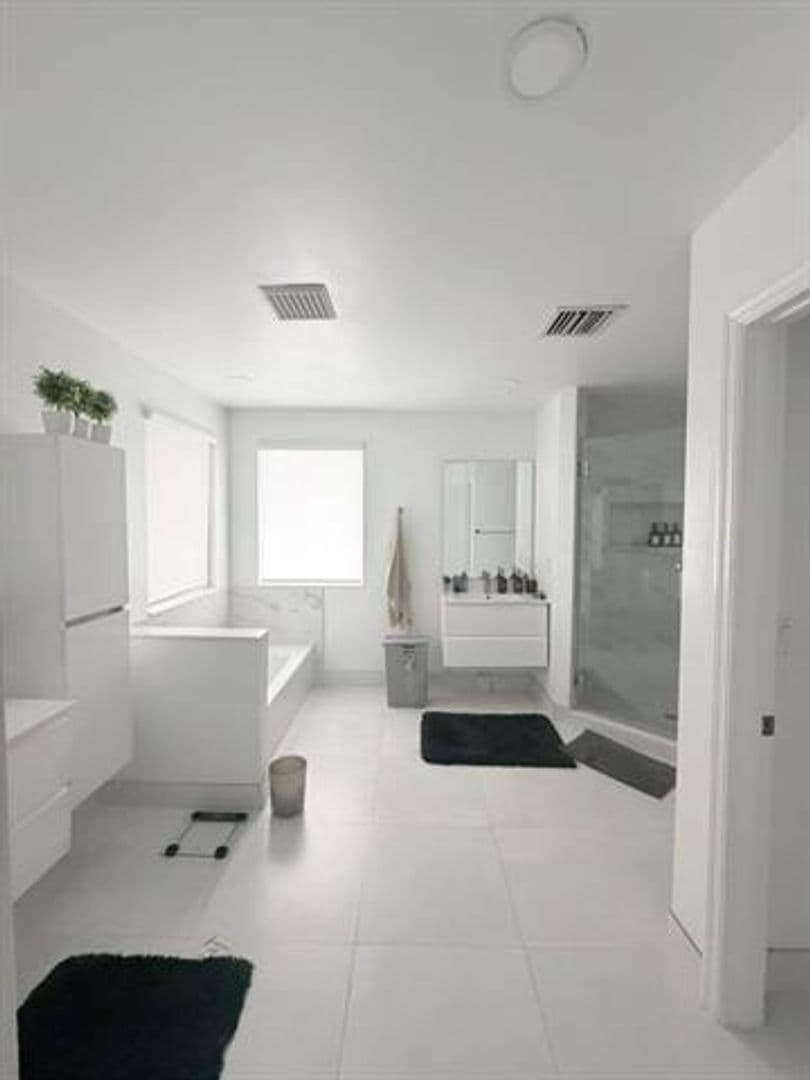 Weston House: 4251 E Seneca Ave # 4251