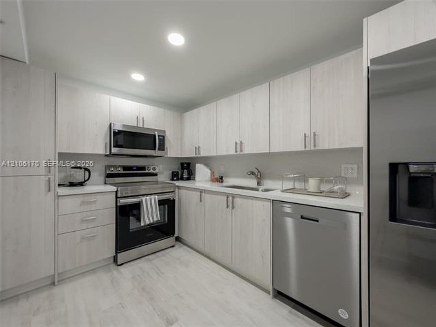 Hollywood Condo: 4001 S Ocean Dr cu-12B