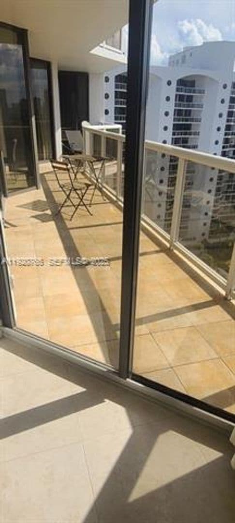 Aventura Condo: 3600 Yacht Club Dr cu-1204