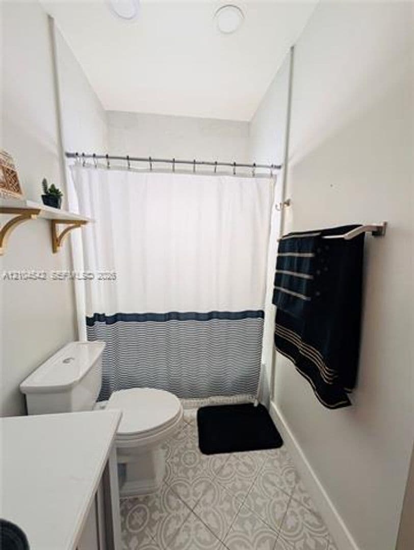 Hialeah House: 8137 NW 199th Ter # 8137