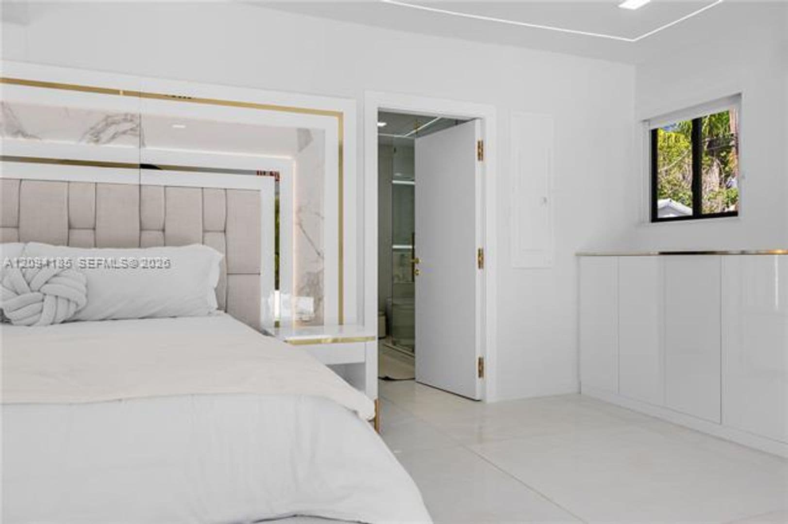 Hollywood House: 1117 Adams St # 1117