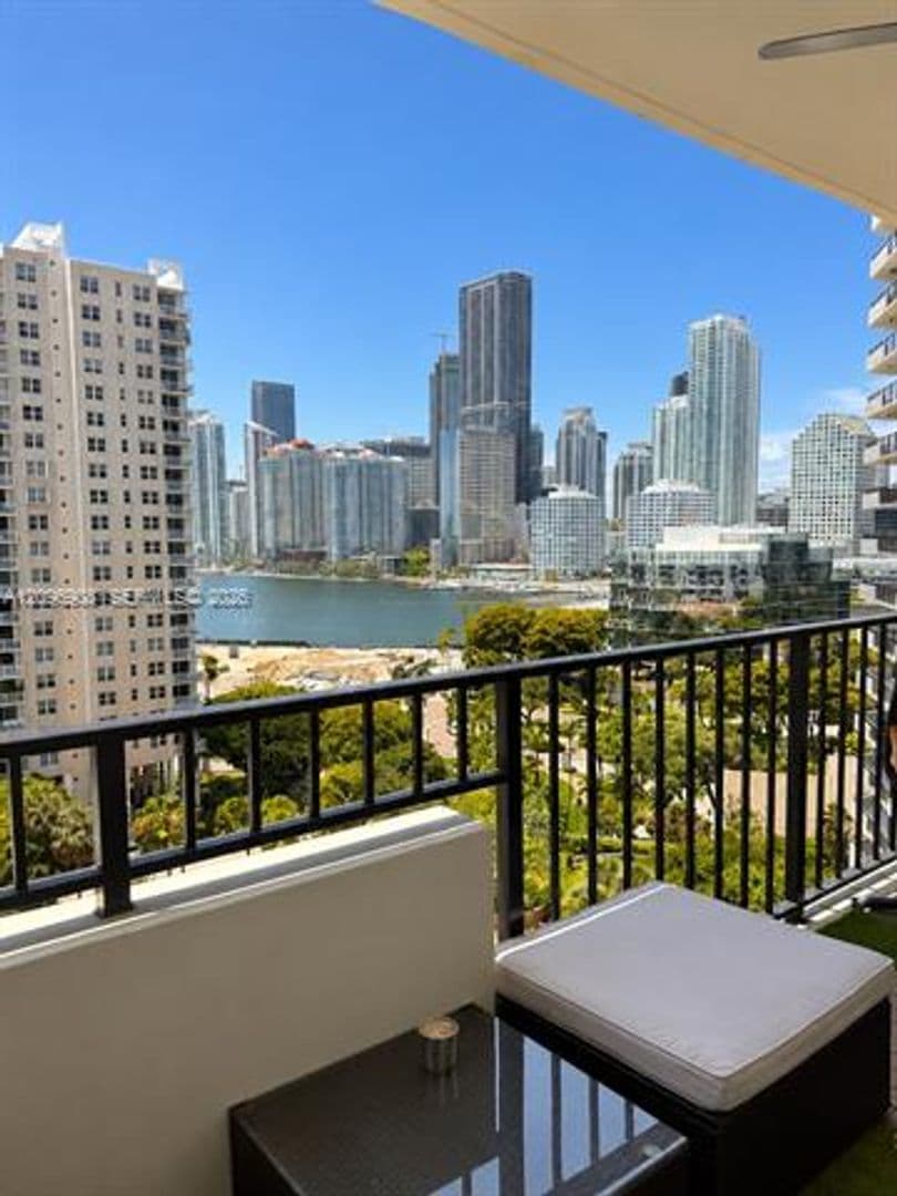 Miami Condo: 520 Brickell Key Dr cu-A1205
