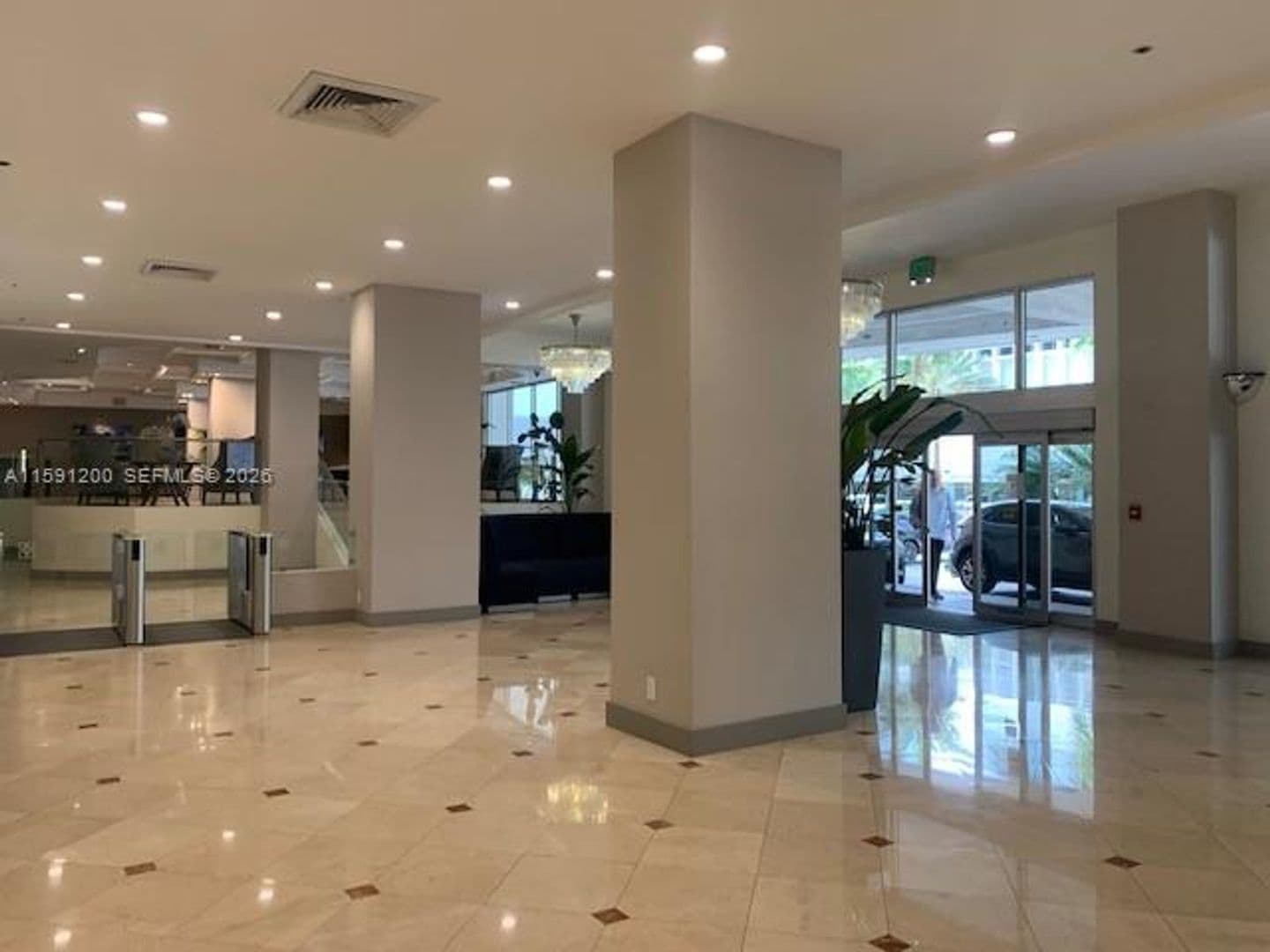 Miami Beach Condo: 100 Lincoln Rd cu-1434