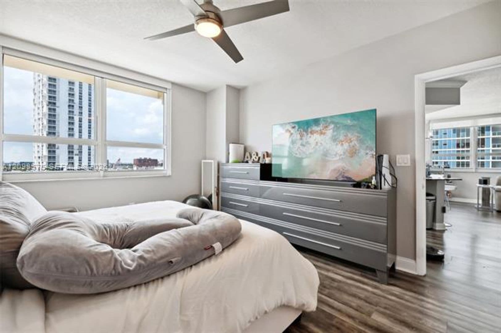Miami Condo: 2000 N Bayshore Dr cu-1401