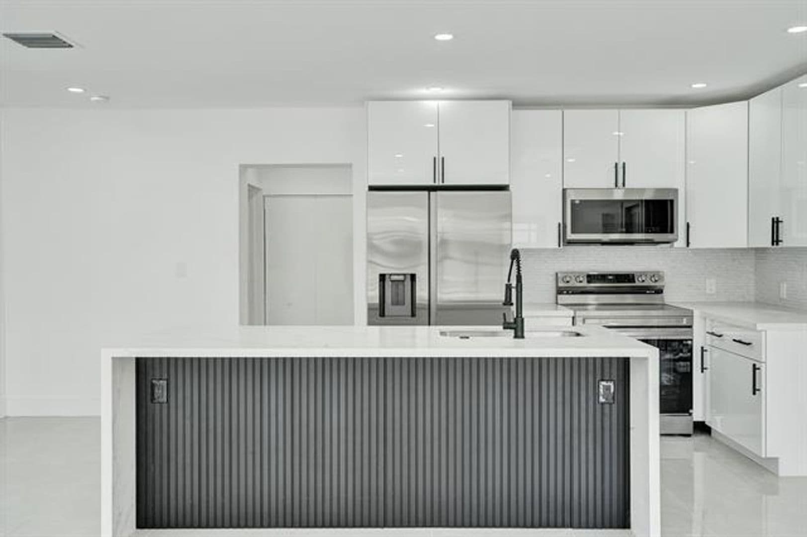 Hollywood House: 3234 Taft St # 3234
