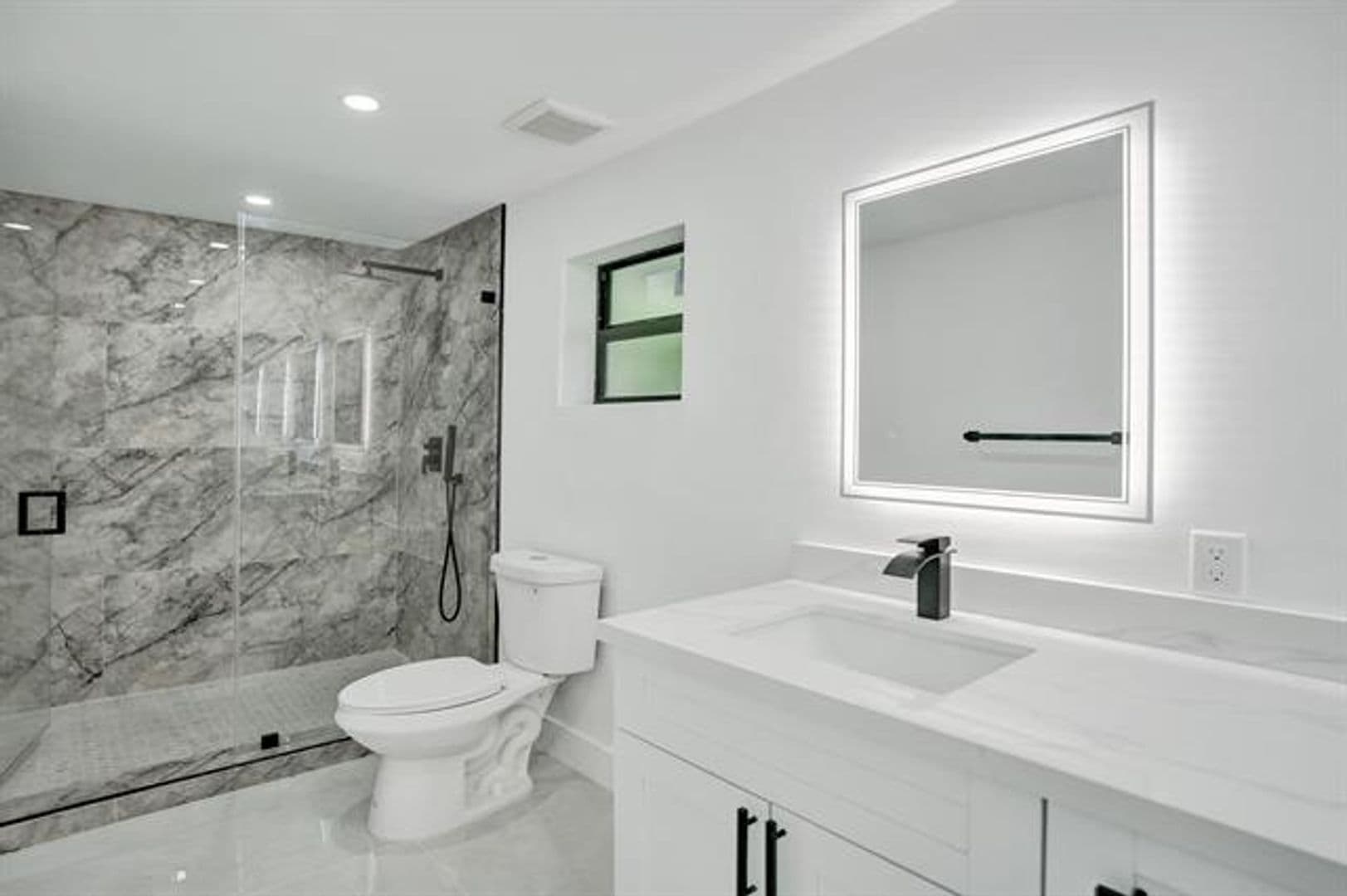 Hollywood House: 3234 Taft St # 3234