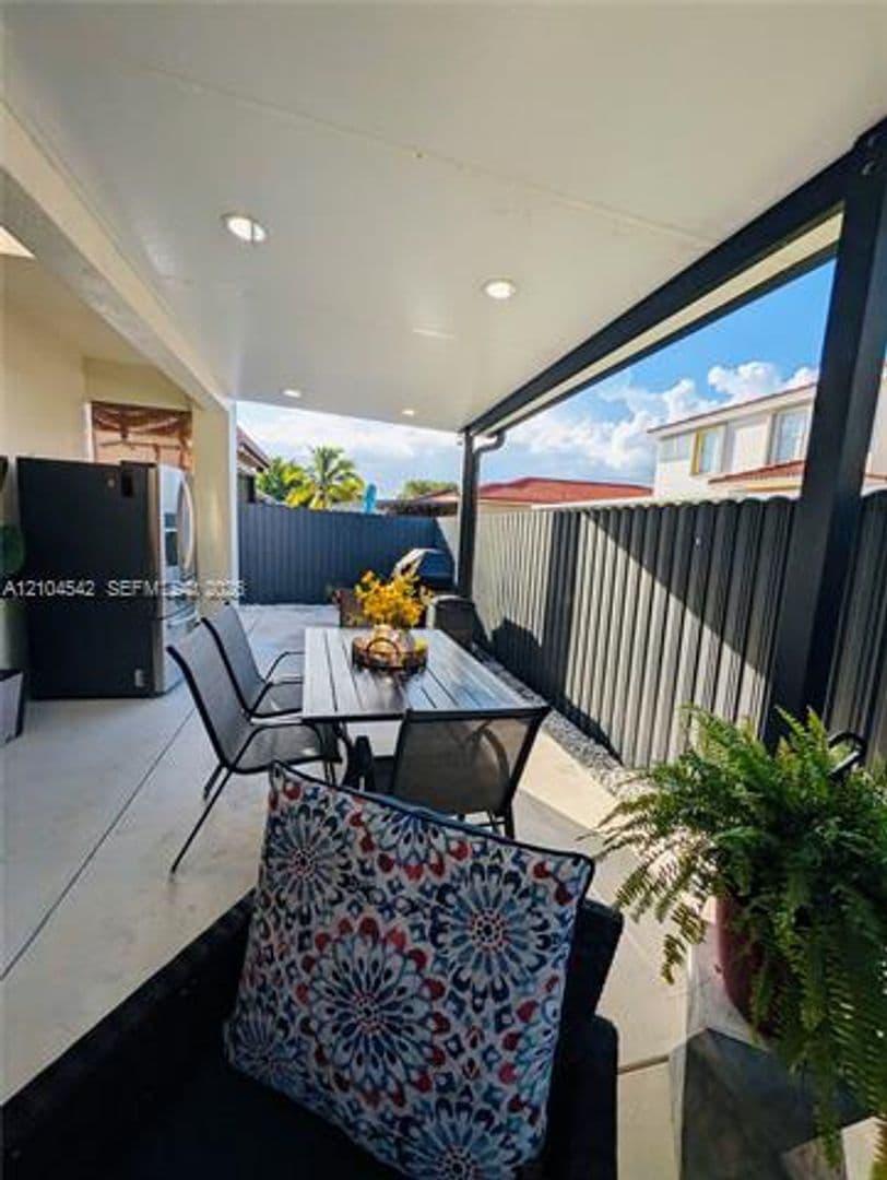 Hialeah House: 8137 NW 199th Ter # 8137