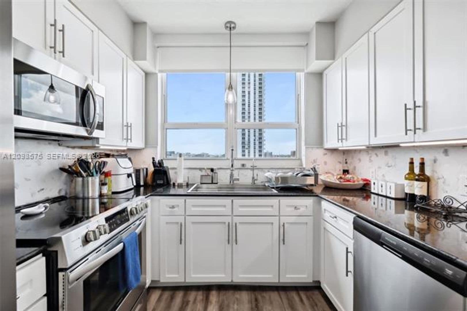Miami Condo: 2000 N Bayshore Dr cu-1401