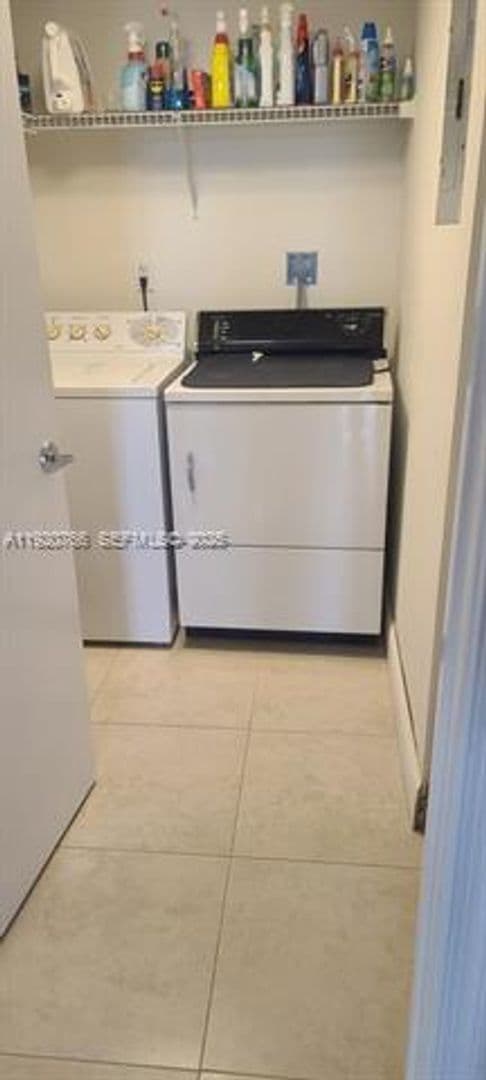 Aventura Condo: 3600 Yacht Club Dr cu-1204