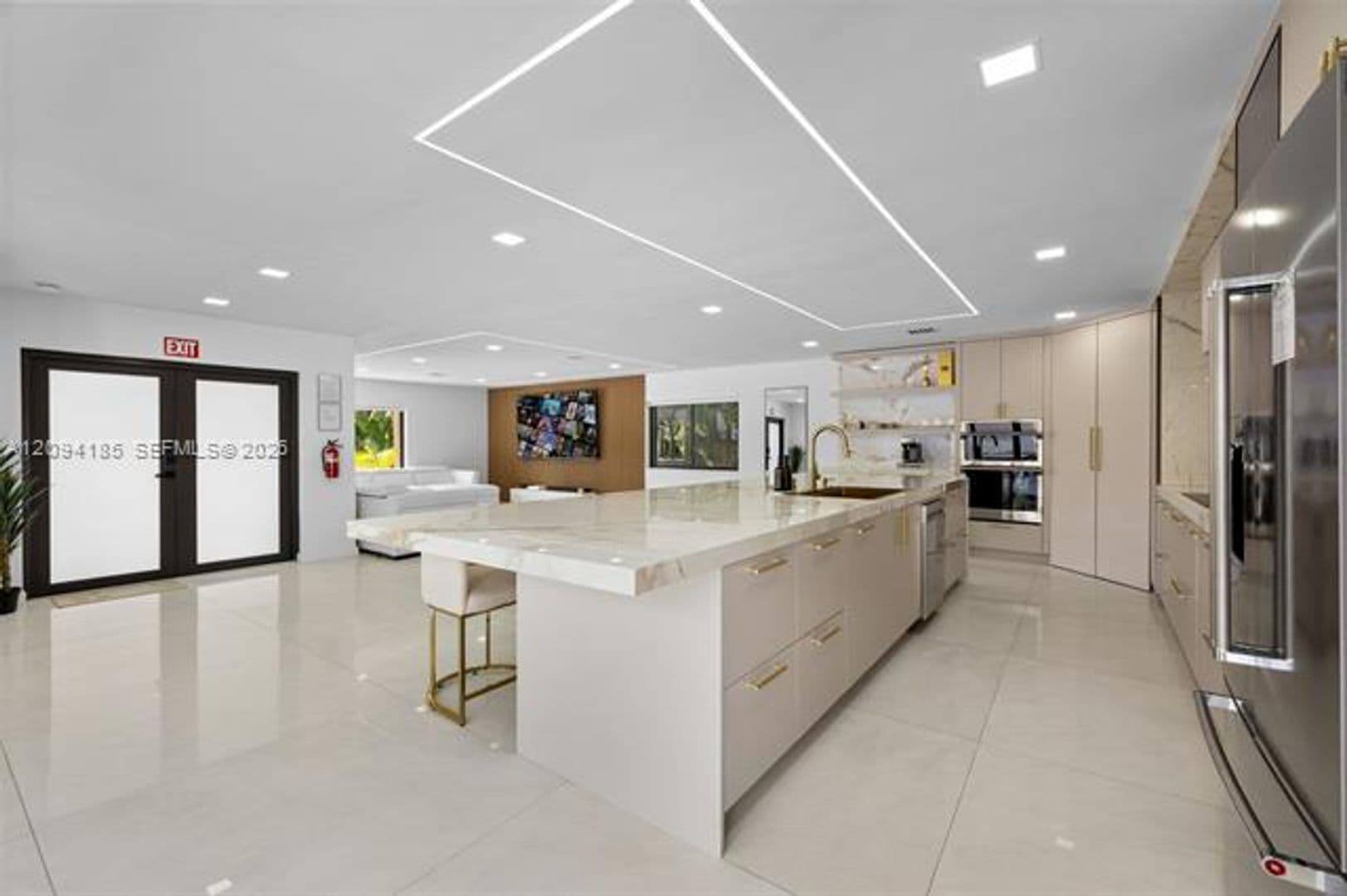 Hollywood House: 1117 Adams St # 1117