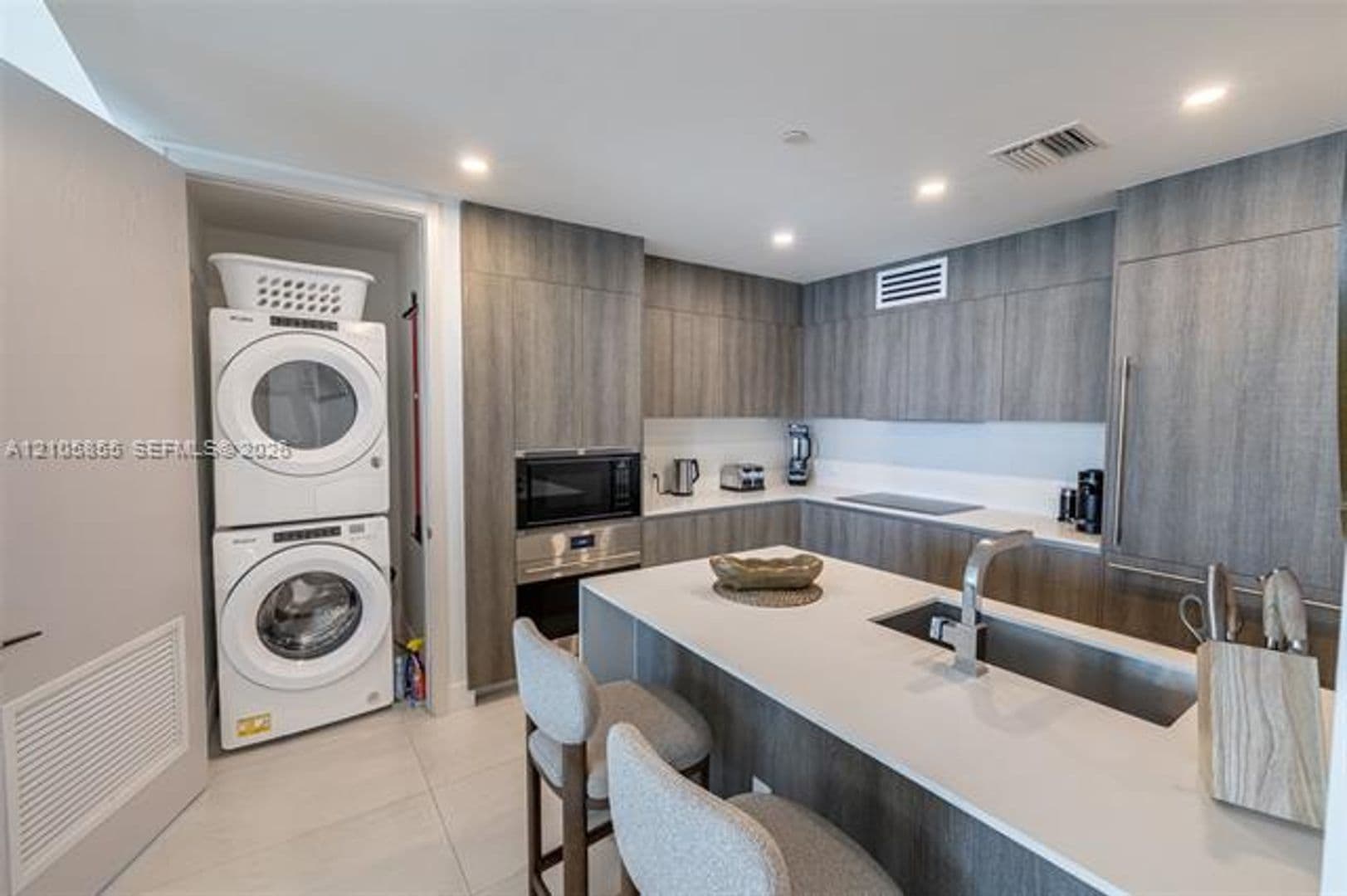 Sunny Isles Beach Condo: 17550 Collins Ave cu-703